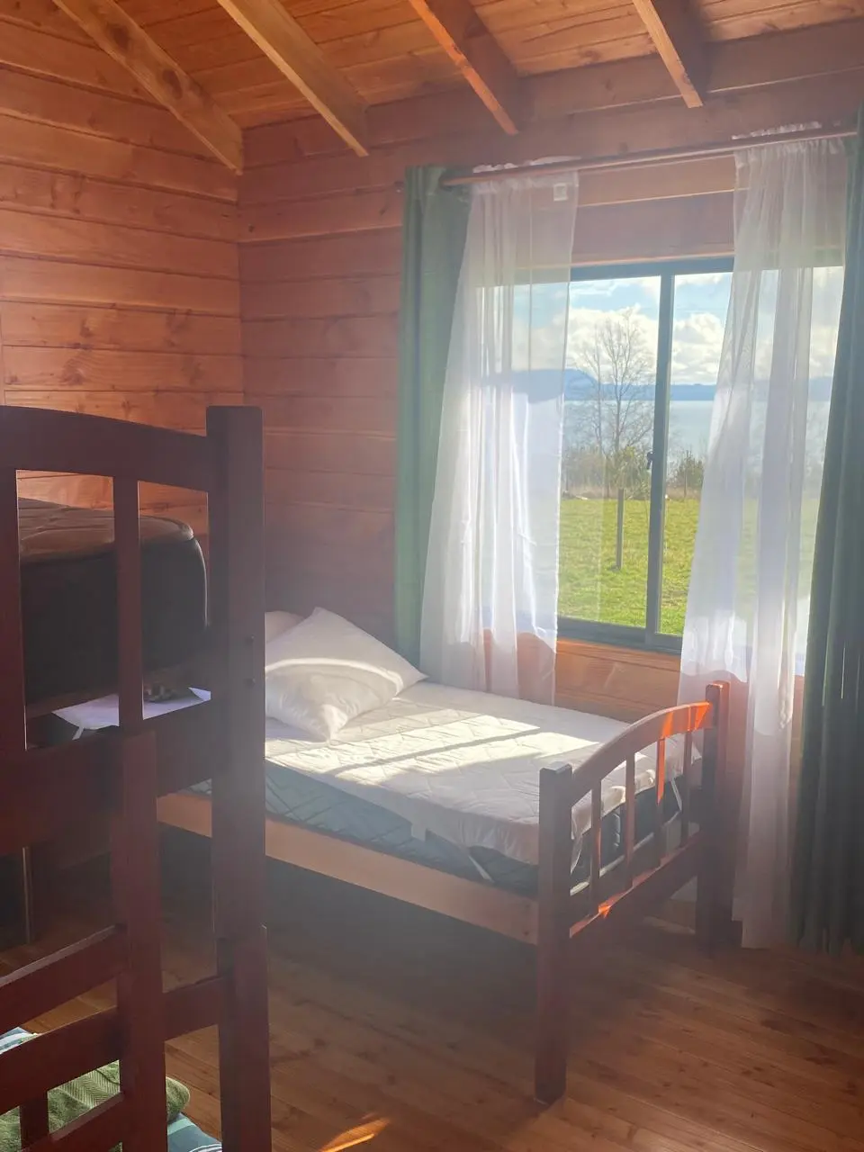 Dormitorio con literas de la cabaña en parcela