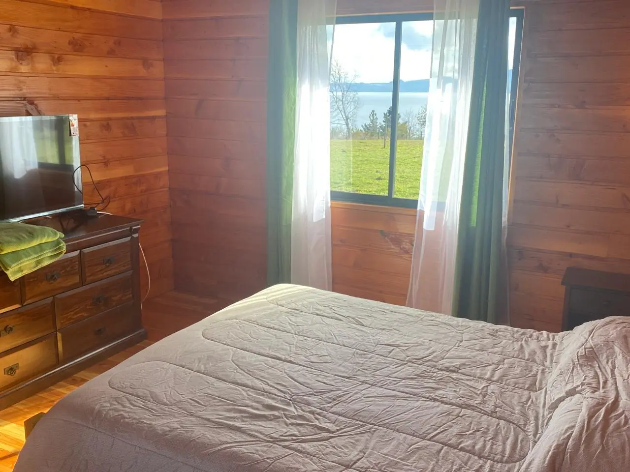 Dormitorio matrimonial de la cabaña en parcela