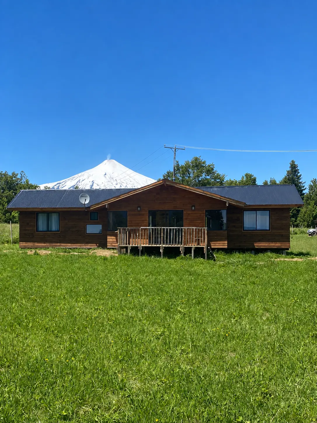 Cabaña de madera en parcela con vista al volcán