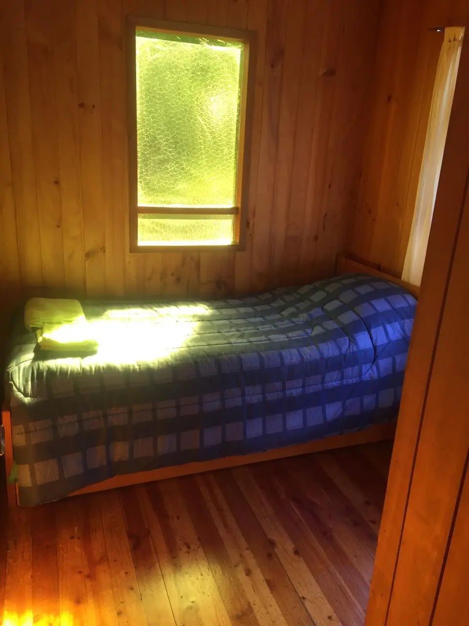 Dormitorio con cama nido