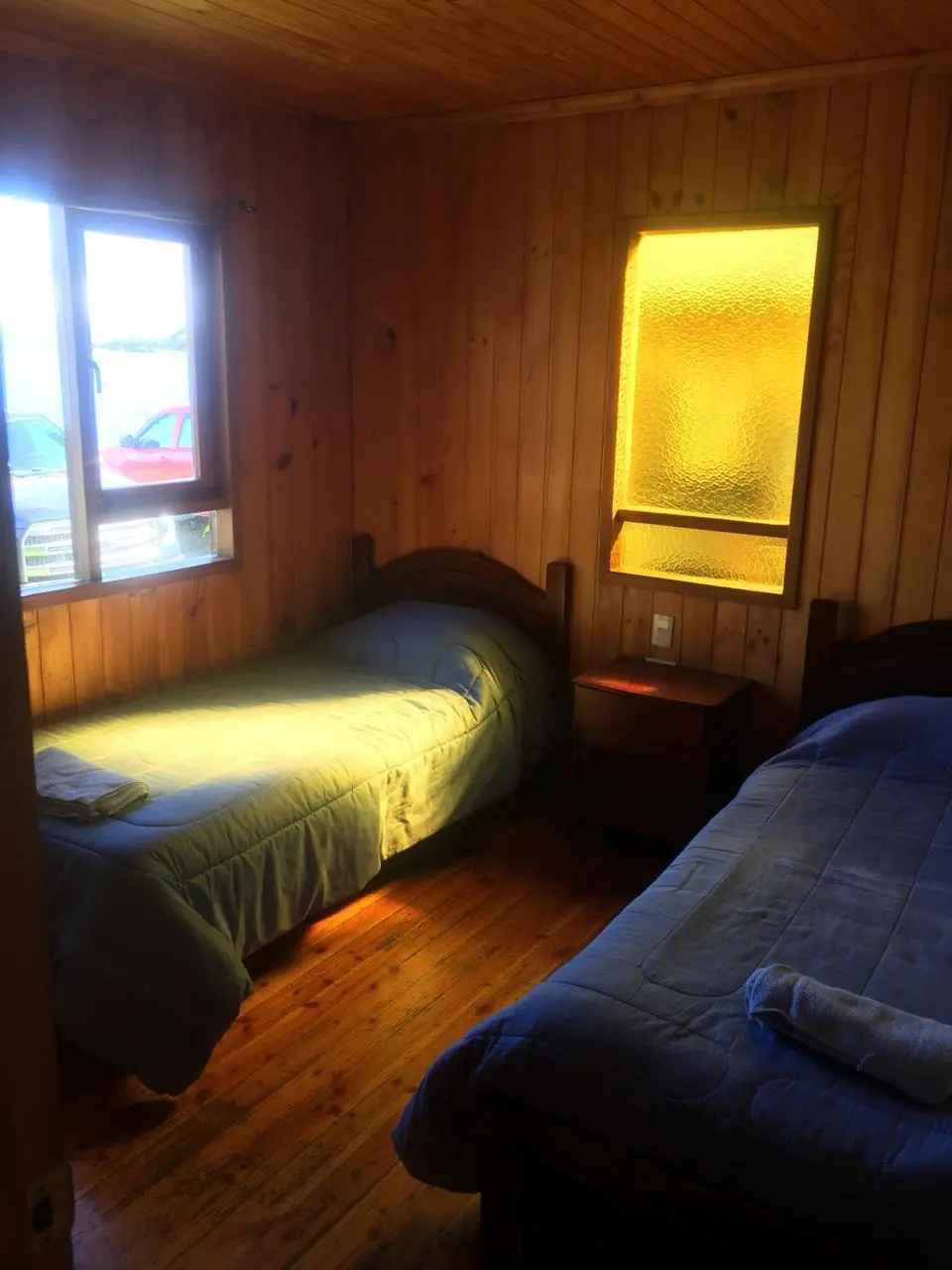 Dormitorio con dos camas individuales