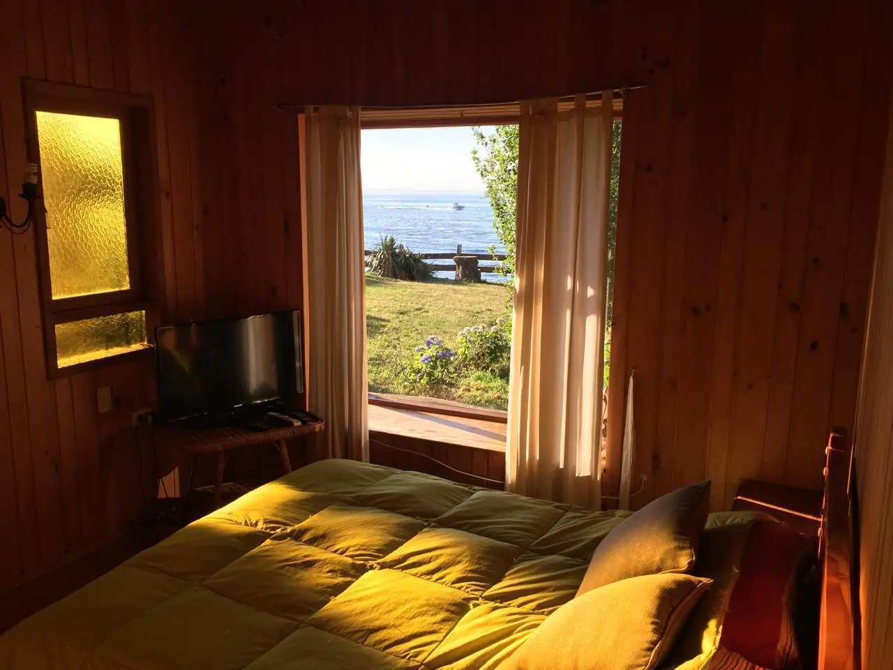 Dormitorio matrimonial con vista al agua