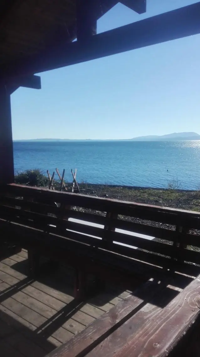 Terraza de la Cabaña Playa 1 con vista al agua