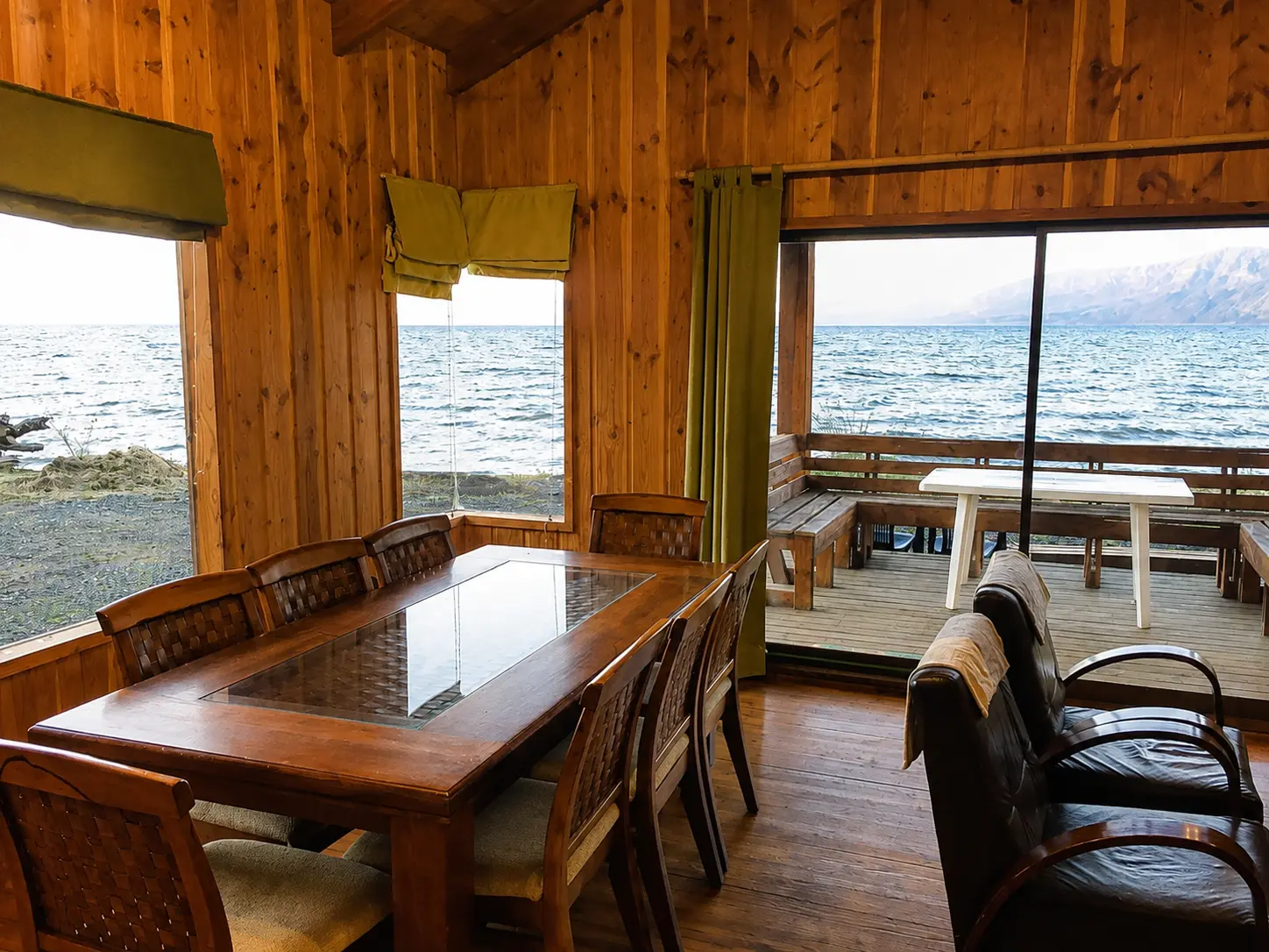 Living y comedor de la Cabaña Playa 2 con vista directa al lago